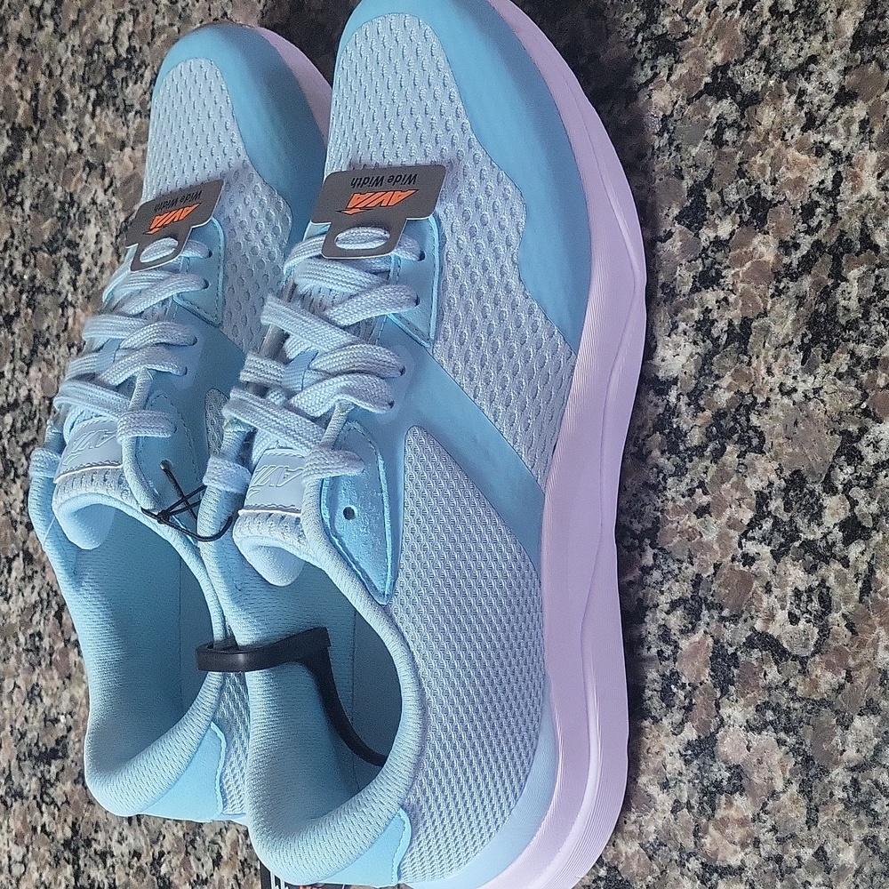 Womens size 11Wide baby blue Avia mixed mesh sneaker new w tags running shoe